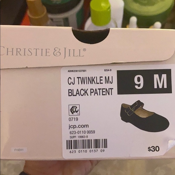 Girl’s black patent leather shoe - Picture 3 of 3